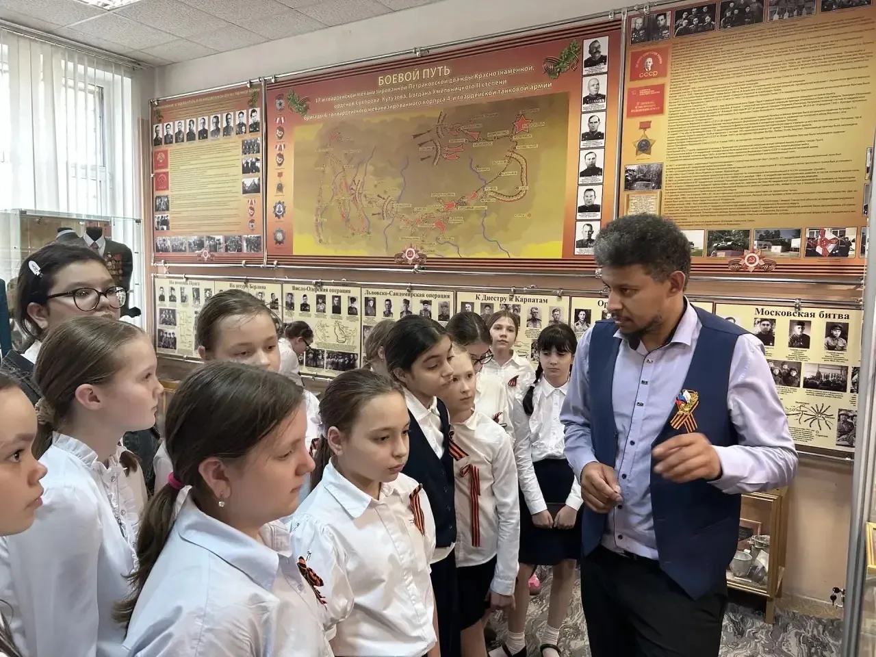 🎖 В рамках марафона «Наследники Победы» ученики 5«Э» класса побывали на экскурсии в музее Боевой Сла