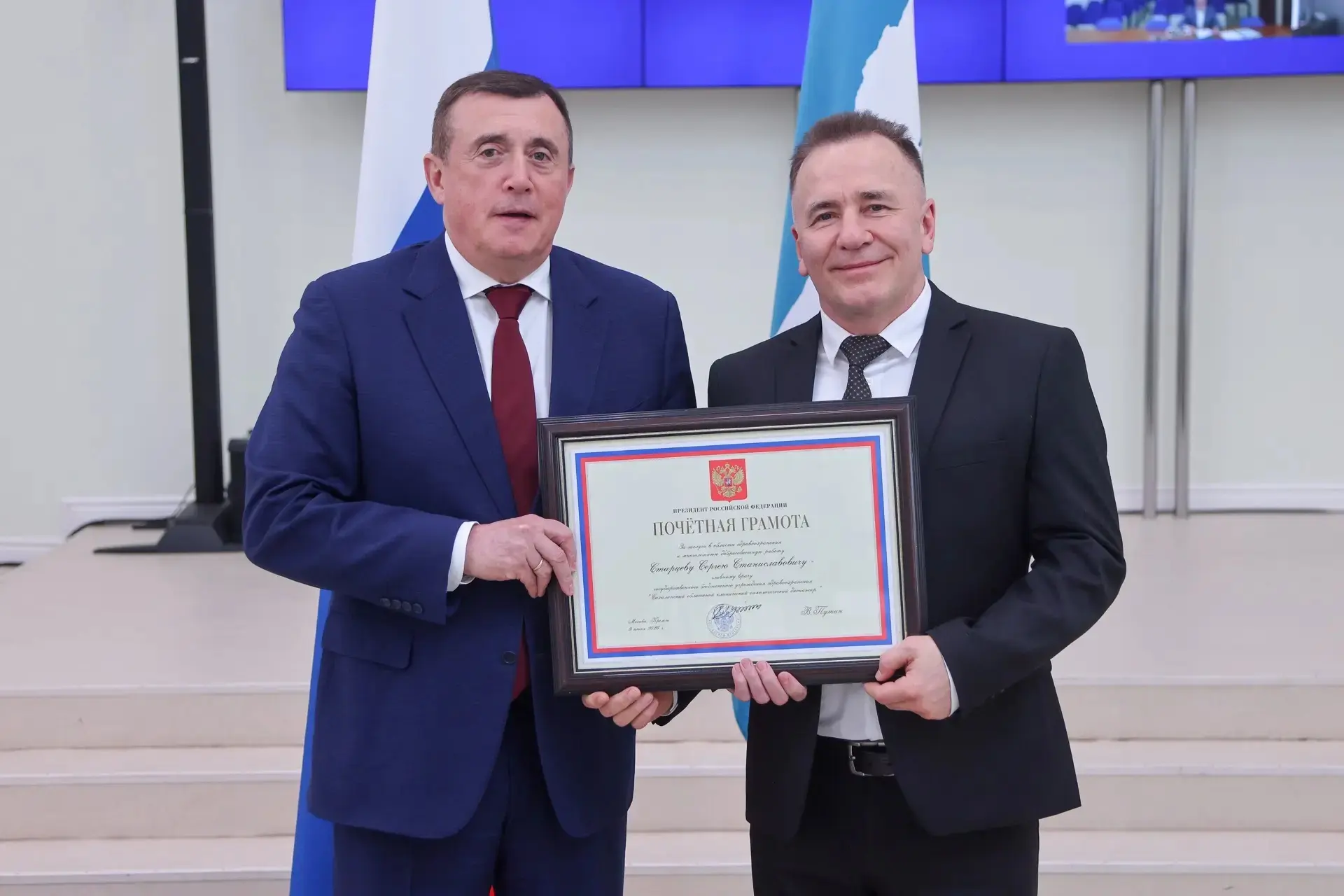 Высокой награды - Почетной грамоты Президента РФ Владимира Путина удостоен главный врач Сахалинского