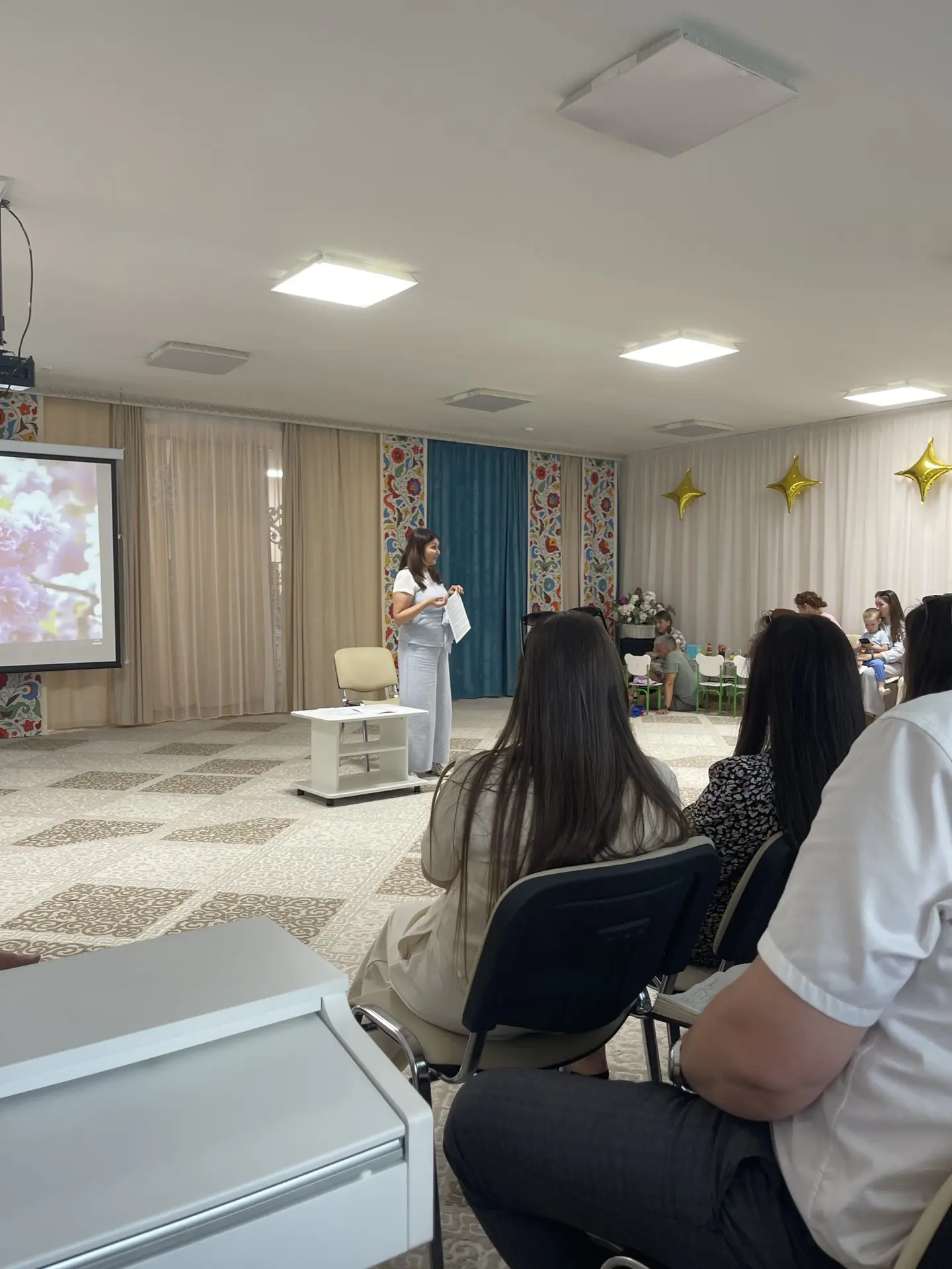 В детском саду прошло родительское собрание для вновь поступающих детей. Заведующая детским садом Ис