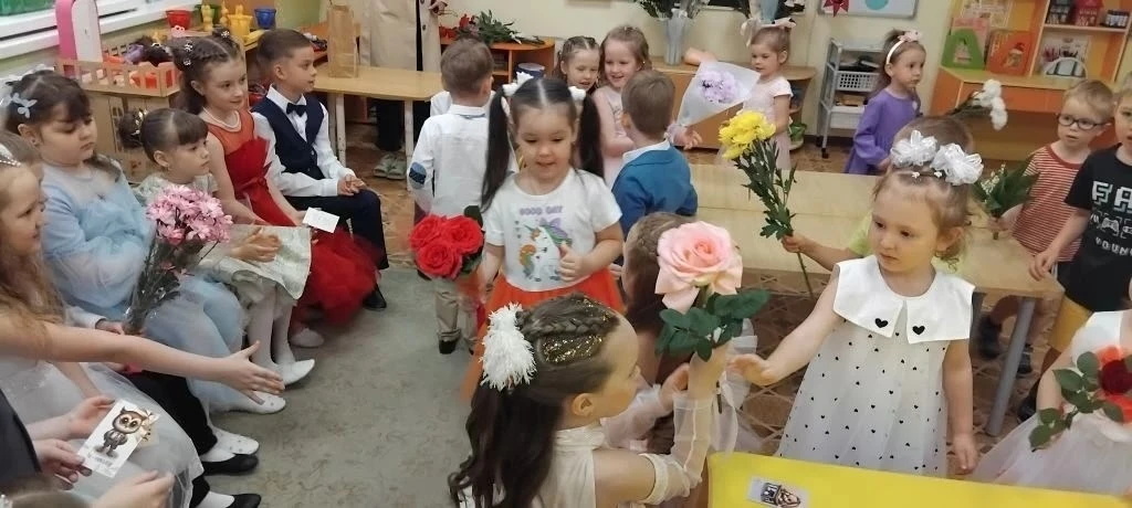 👦👧Ребята всех групп по традиции поздравляют выпускников!

♥️Счастливого пути, дорогие выпускники! 