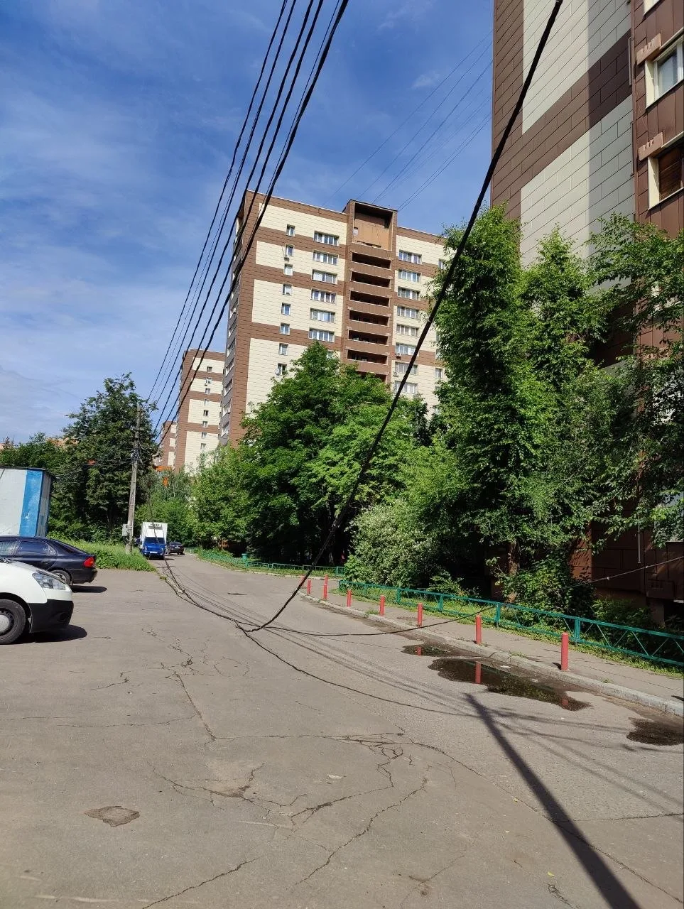 Огромнейшая просьба опубликовать пост 🆘🆘🆘 У нас на проспекте Пацаева дом 11 на дорогу во дворе уп