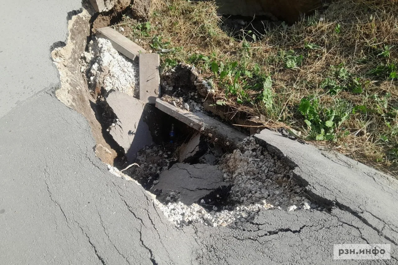 В Рязани зафиксированы провалы асфальта на тротуаре у дома №4 по улице Песоченской. Мес...