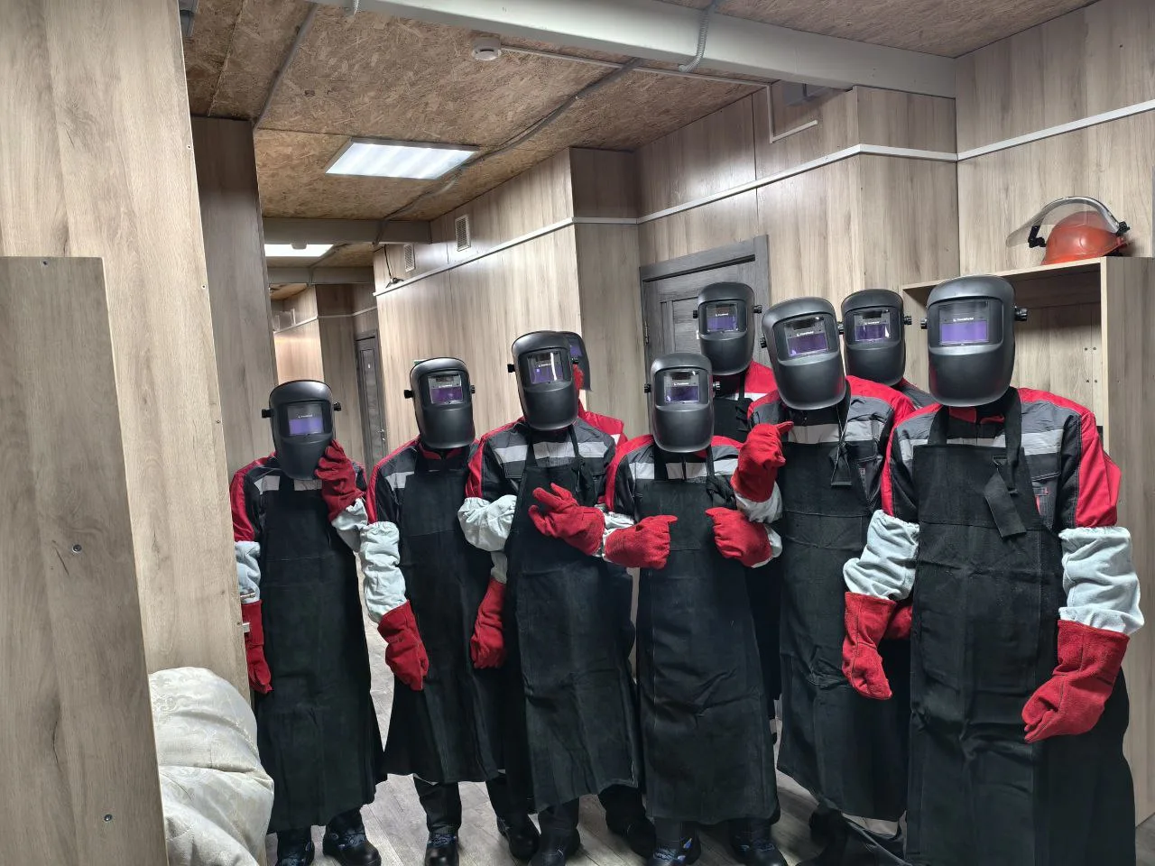 Наши ребята, получив абсолютно новую спецодежду, приступают к прохождению  производстве...