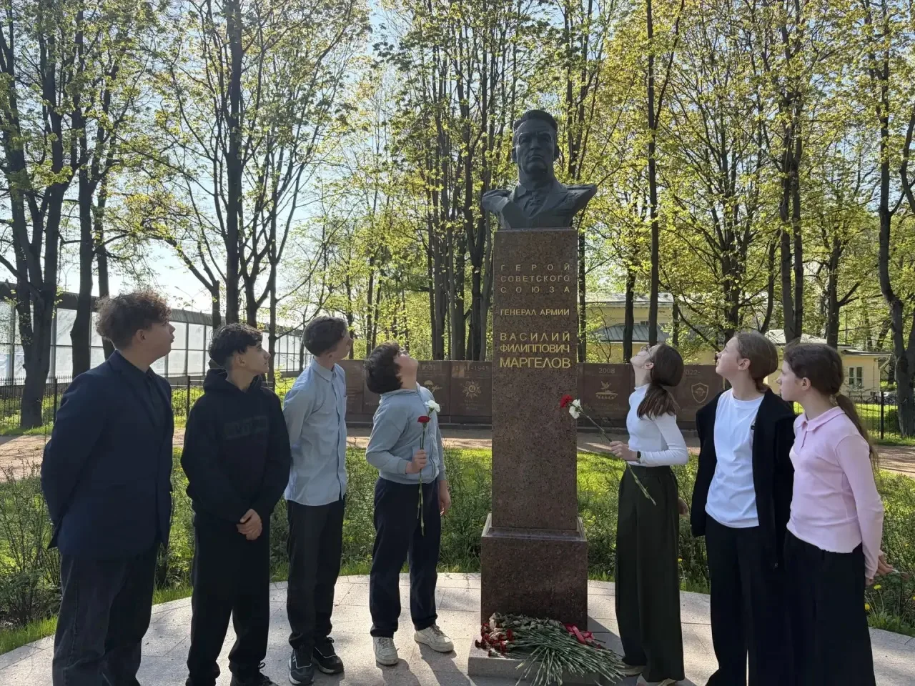 🔥6 "Б" класс провел сегодня познавательную пешую экскурсию, посвященную памятным местам Старой и Нов