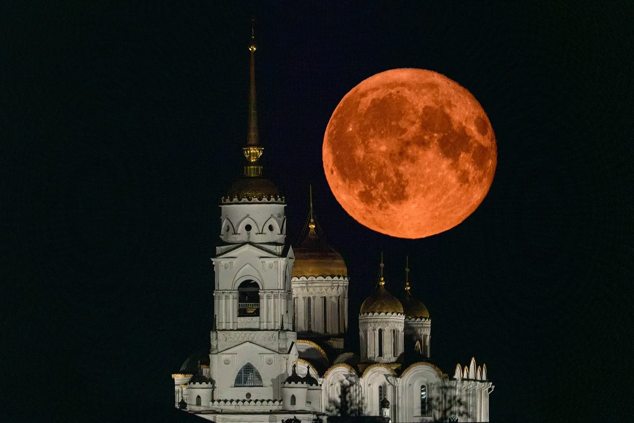 В погоне за большой луной))