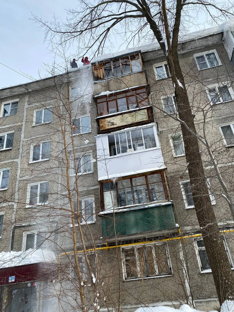 Наши промышленные альпинисты ежедневно, без перерывов и выходных, продолжают очищать крыши от снега 