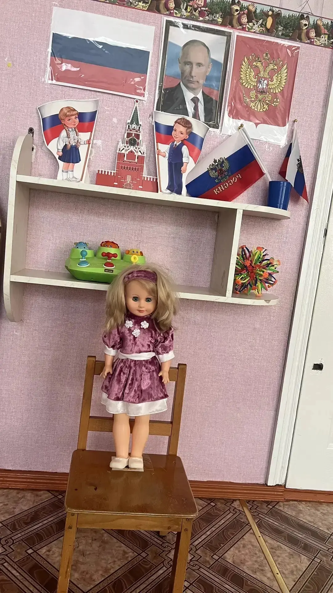 Дети первой младшей группы " Солнышко " нарисовали рисунки тему «Государственный флаг Р...