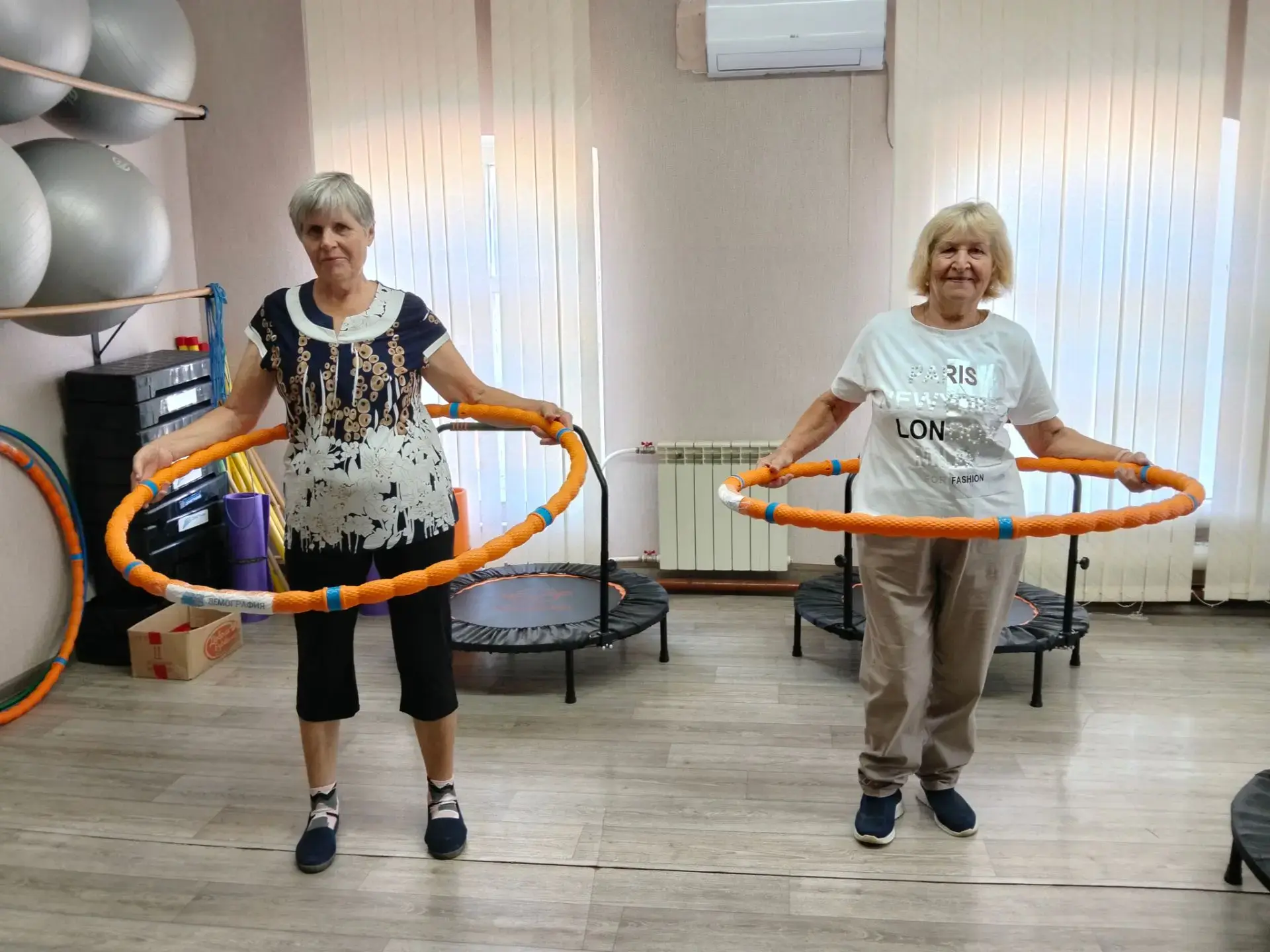 Зарядка для долголетия: пенсионеры начали день с адаптивной физкультуры в зале социальн...
