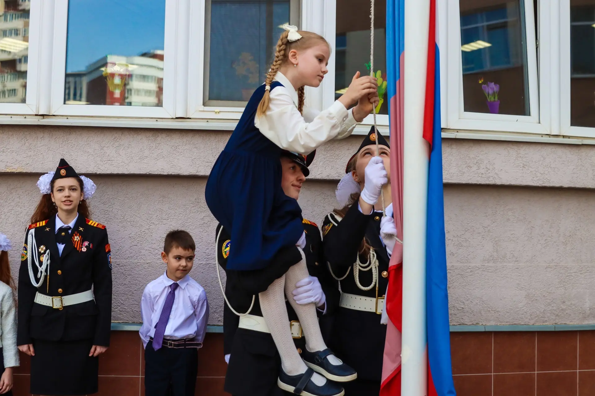 🇷🇺 Традиционное начало недели  ✨ Начинаем учебную неделю с торжественного поднятия флага, исполнения