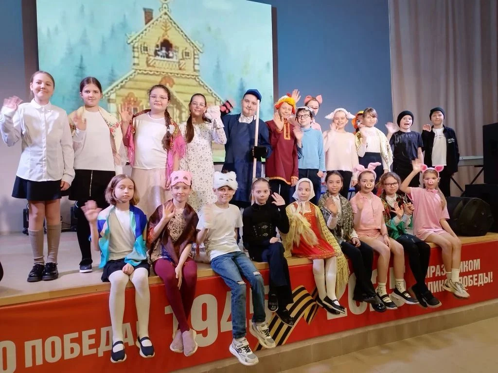 🎭 Дебют 4В: «Кошкин дом» для самых маленьких!  Вчера в нашей школе царила настоящая театральная атмо