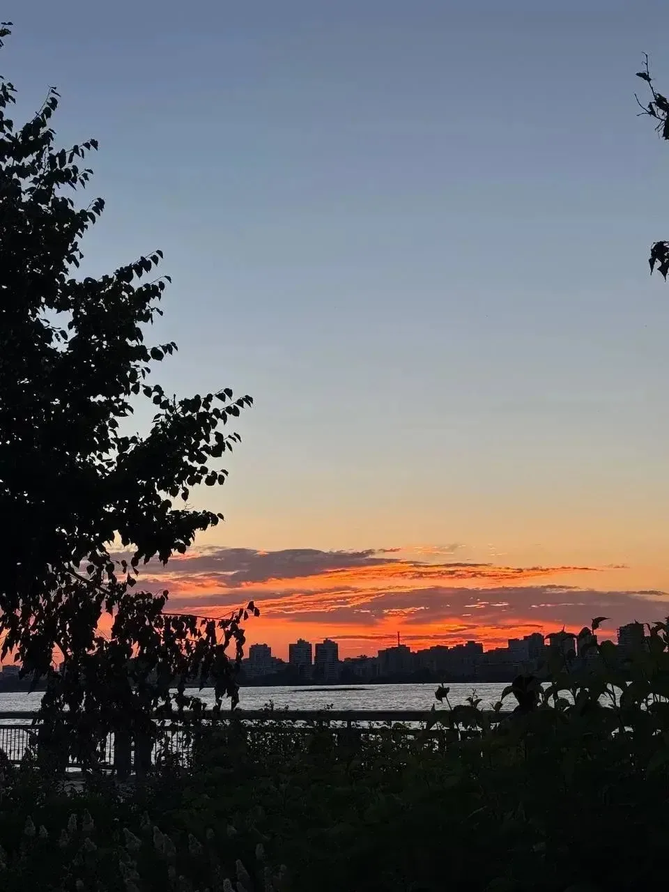 🌅 Сегодняшний день завершился ярким закатом