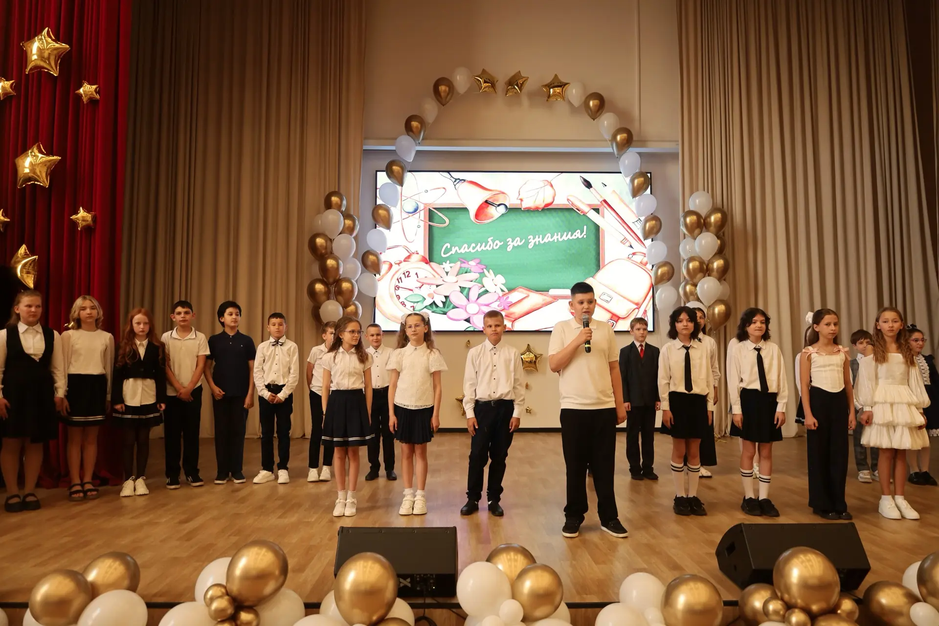 Торжественная линейка для 4в, 4г, 4д, 4е и 4ж классов состоялась! 🎓  Наши выпускники начальной школы