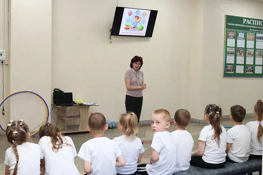 «На волне ЗОЖ»: как воспитанники детского сада «Светлячок» заряжались здоровьем 🤸‍♂️  В Калининском 