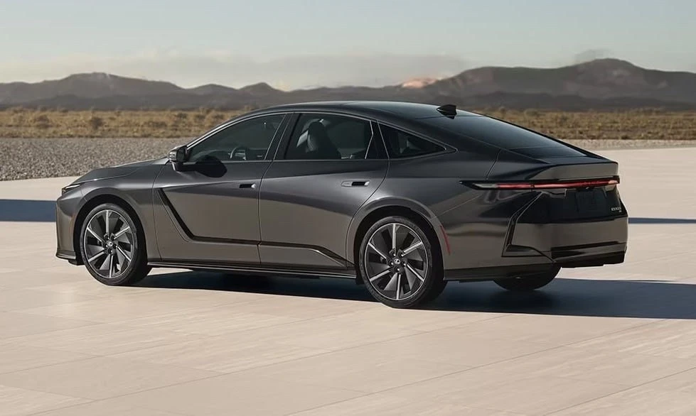 Lexus ES нового поколения вышел на рынок Казахстана