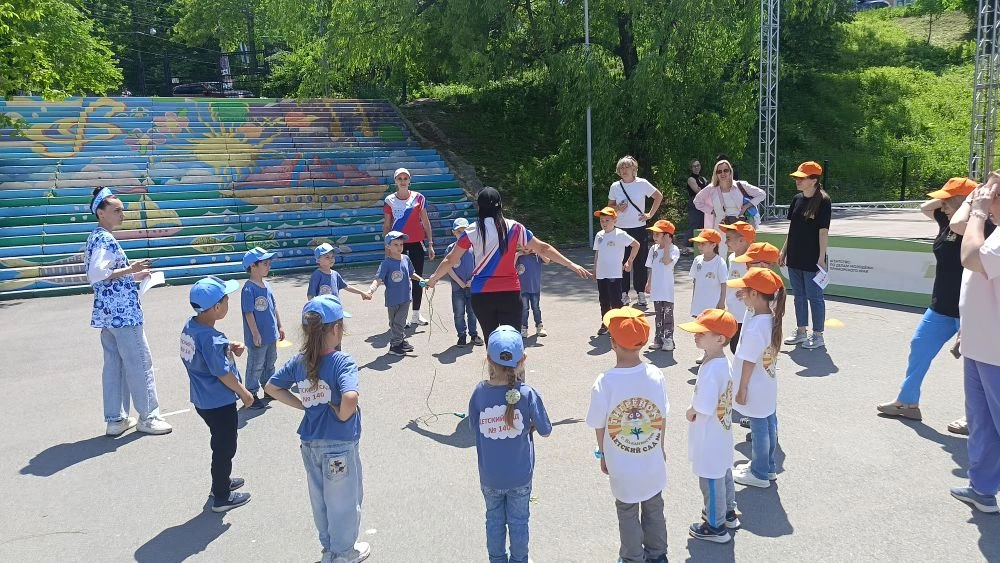 Прямо сейчас команда детей и педагогов нашего детского сада играет на площадке ЦДиЮТ🎉🥳🌸