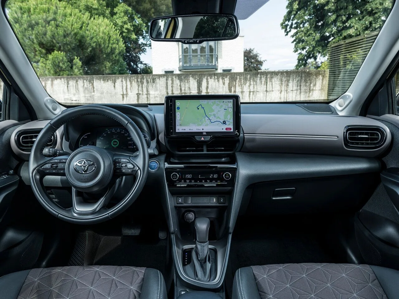 🚗💥 Toyota Yaris Cross за 1,4 млн в России. Китайцы нервно курят, Лада — вообще в шоке. На российский