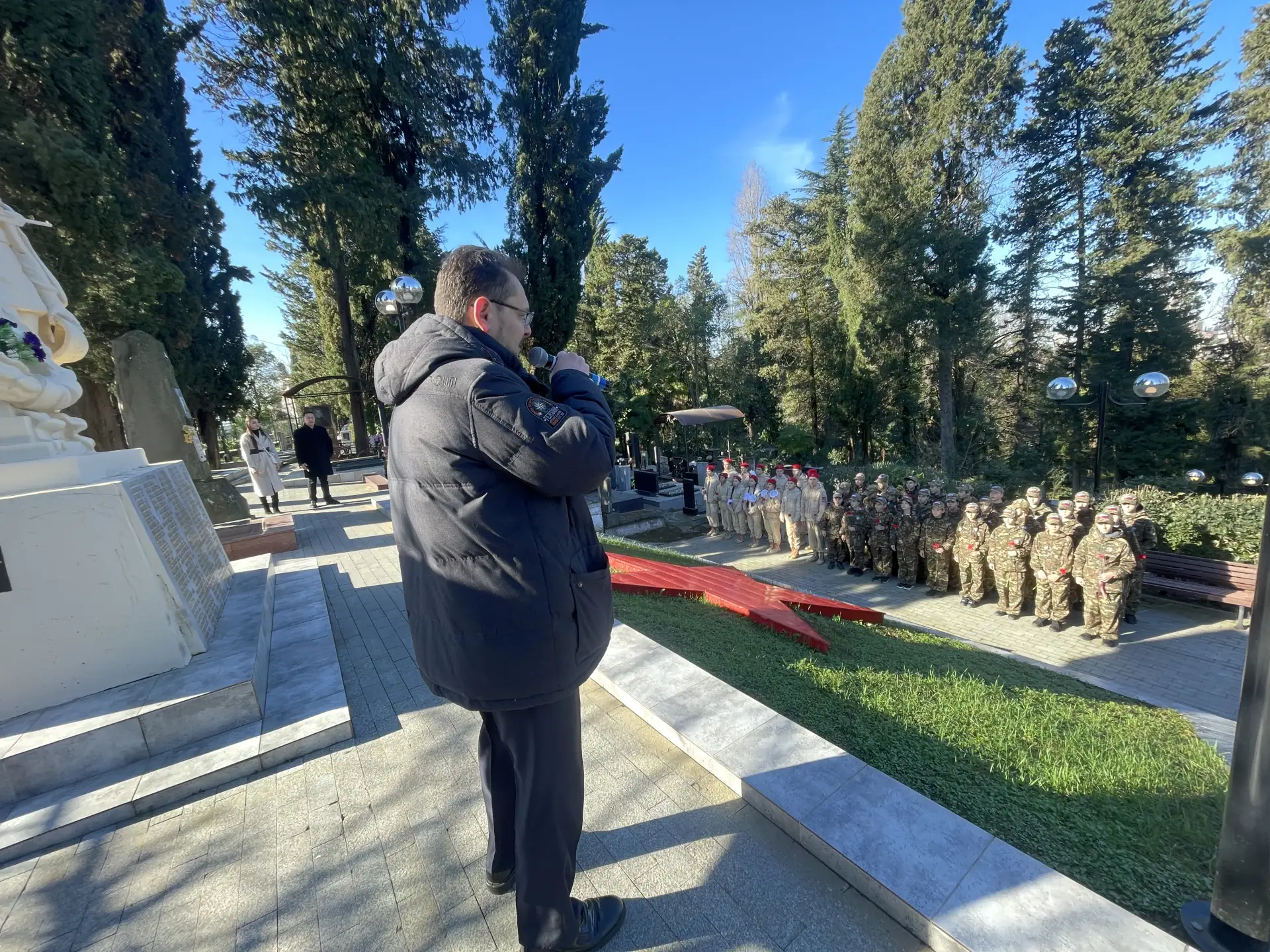 В канун Дня Защитника Отечества воспитанники школьного отряда ВВПОД Юнармия и кадеты школы приняли у