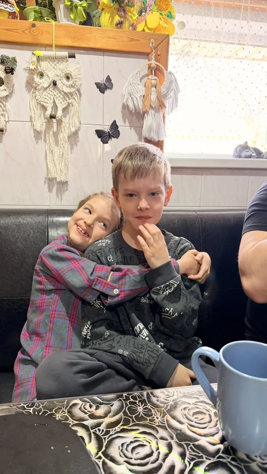 Сегодня день рождения дедушки, приехали его поздравлять 🙂 Он сам испек пирог, и, как обычно, расчувс