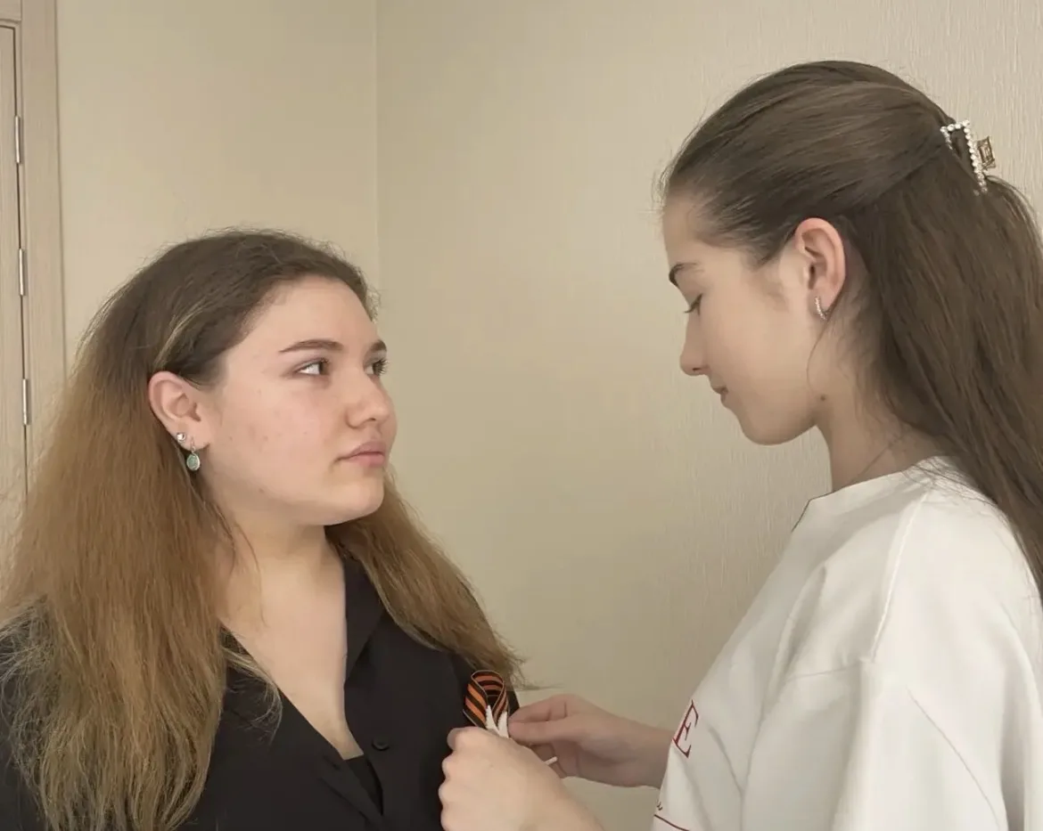 🇷🇺 В нашей школе продолжается акция "Георгиевская ленточка".  ❤️ Мы приглашаем всех желающих принять