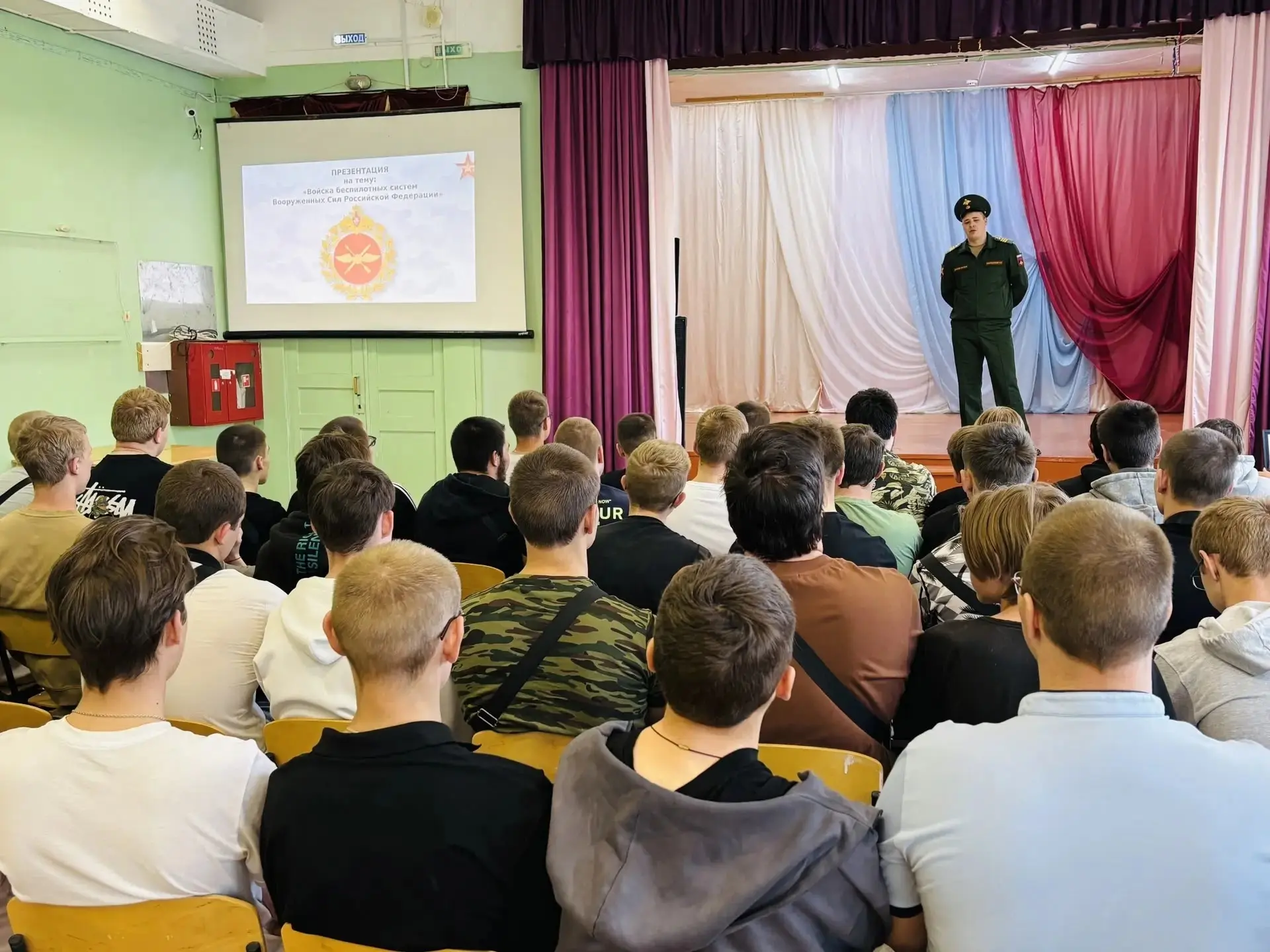 В рамках профессиональной ориентации колледж посетил представитель в/ч г. Твери. Он рассказал обучаю