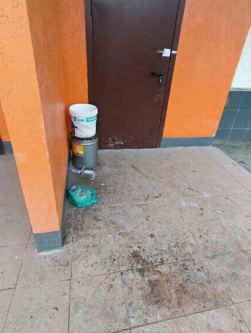 🧹 У контейнерной площадки скопился мусор и грязь