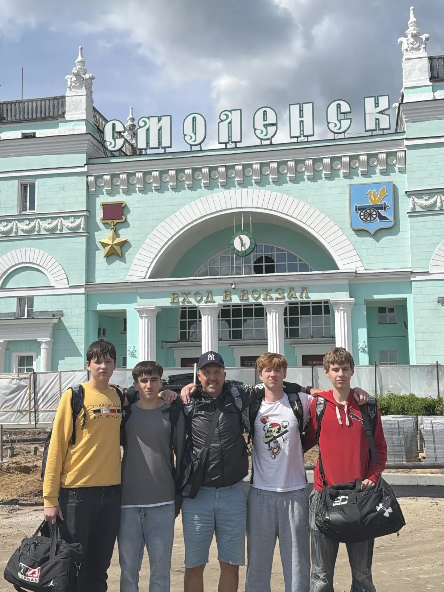 Наши спортсмены баскетболисты прибыли на соревнования в город Смоленск. Пожелаем им отл...