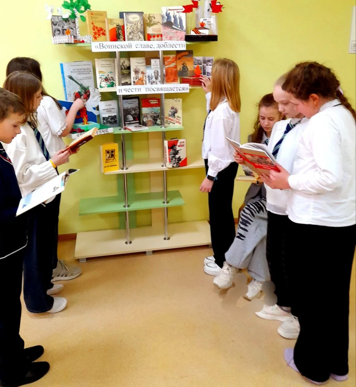 📚✨ С начала февраля в информационно-библиотечном центре нашей школы развернулась тематическая книжна