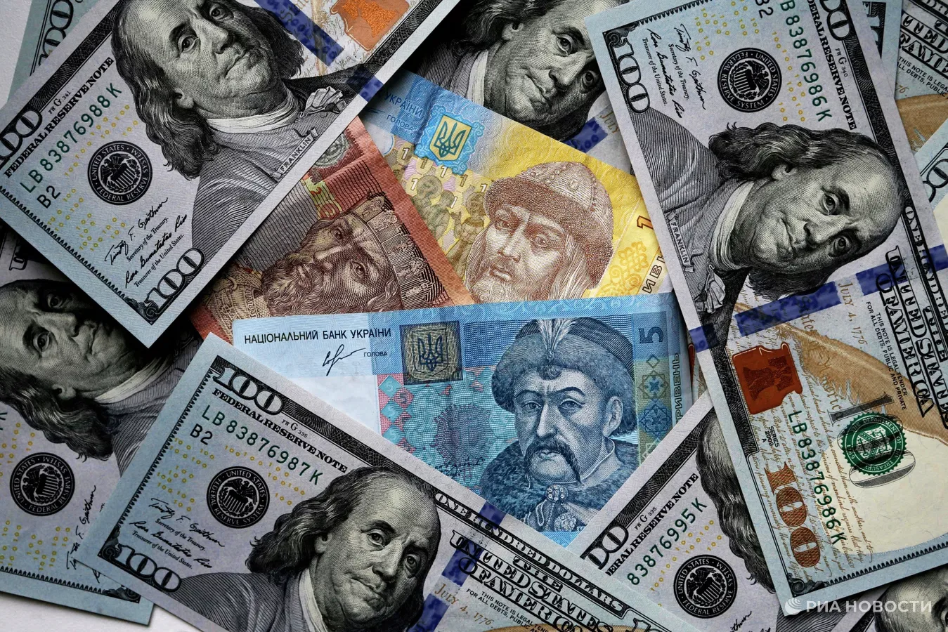 Более миллиарда долларов долгов выплатил киевский режим в августе.