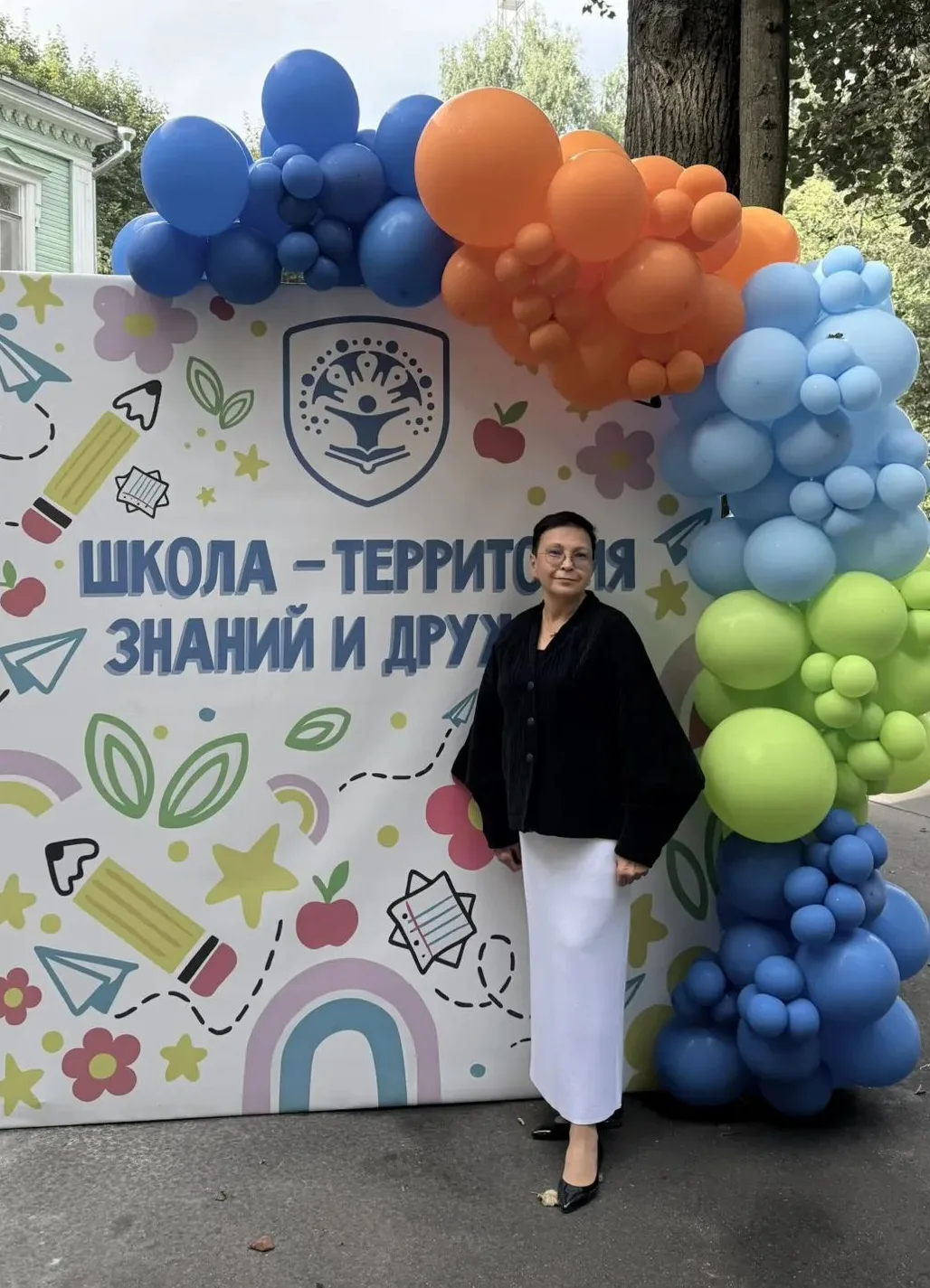 Меняем местами классическое сентябрьское  "белый верх-черный низ" и получаем актуальней...