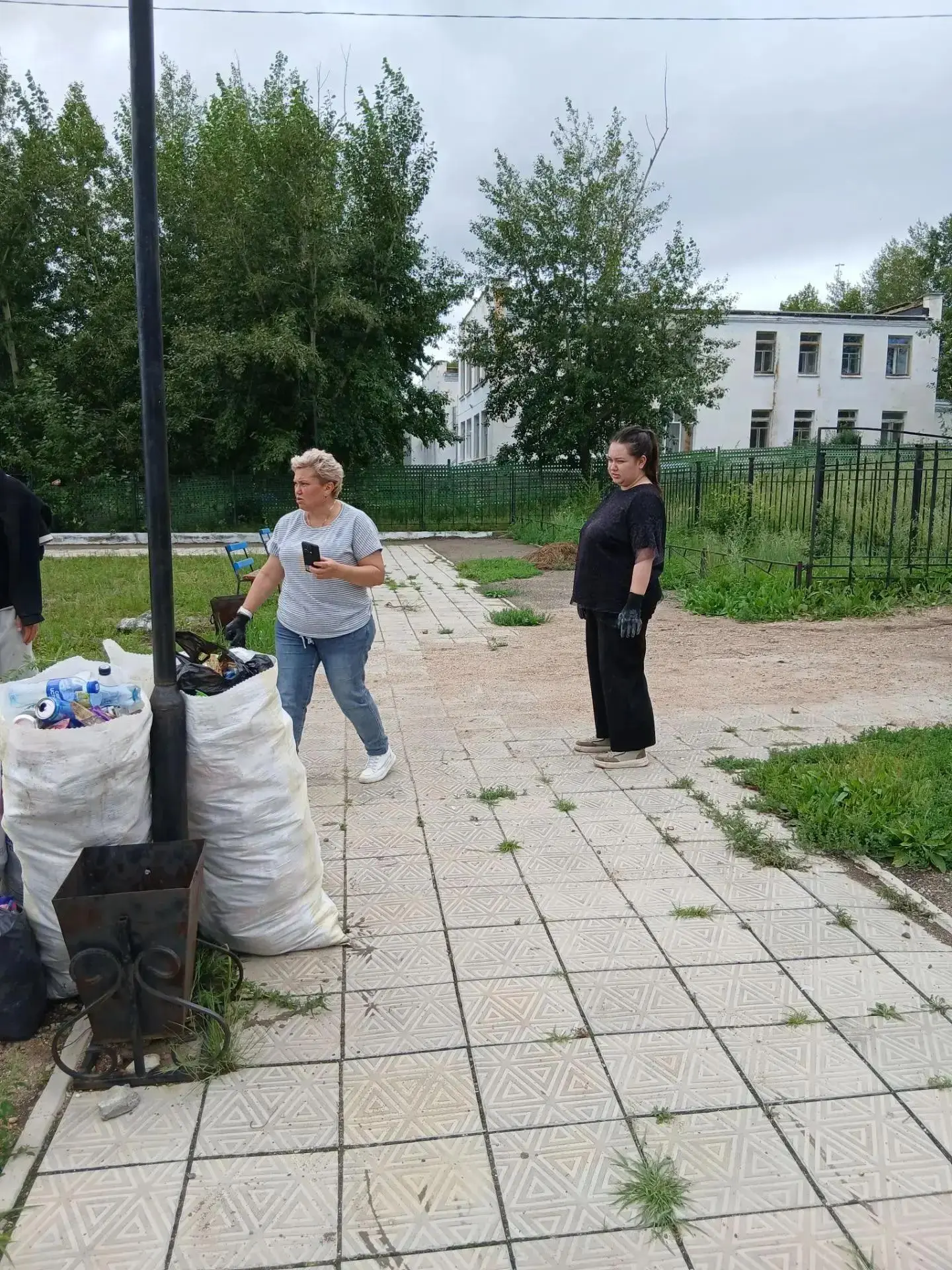 В п.Ясная производится уборка парков, скверов, покос травы администрацией поселка и сот...