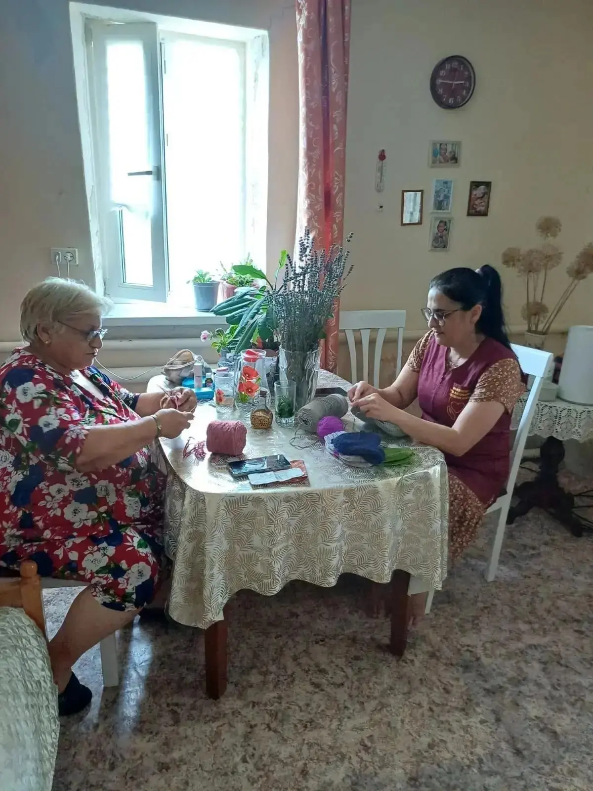 Согласно плану мероприятий кружка «Рукоделие», социальный работник Схаляхо Аксана Гурге...