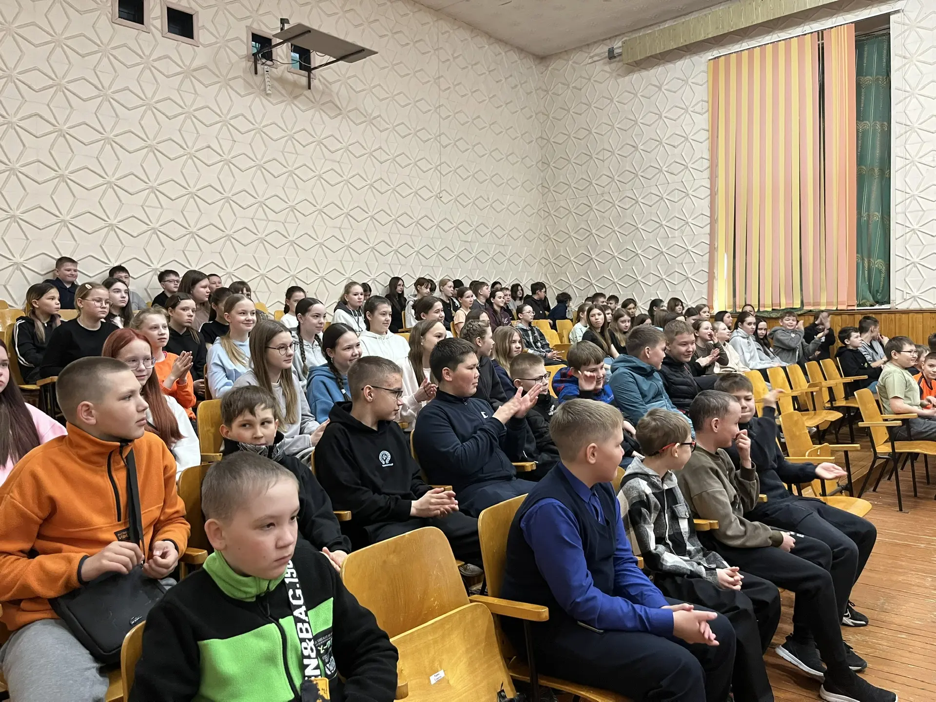 КОСМИЧЕСКИЙ ДИКТАНТ 🪐  ✍🏻 Наши ребята каникулы проводят с пользой. В преддверии Дня космонавтики обу