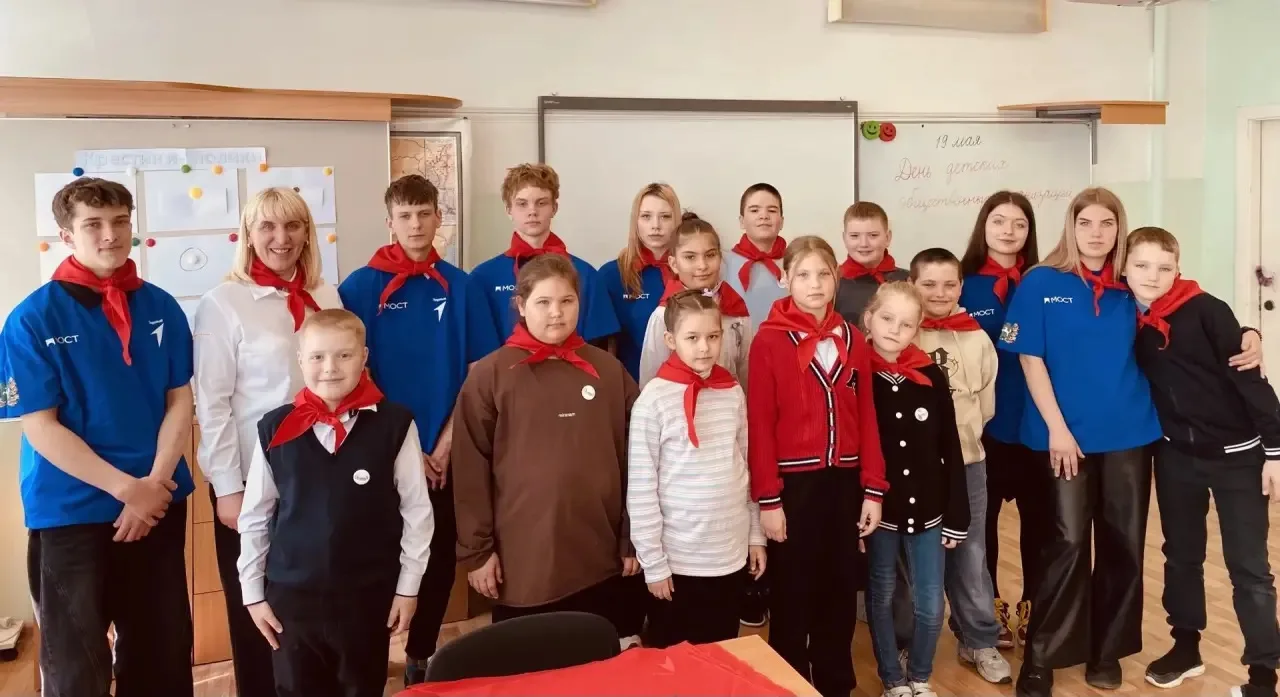 Сегодня в нашей школе царила особенная атмосфера единства и радости! ✨ 19 мая — День де...