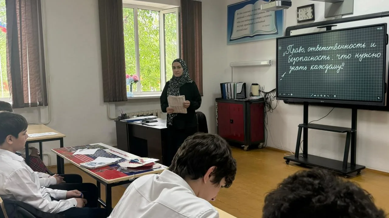 Тема о праве, ответственности и безопасности была затронута Хасанхановой Г. М. с учащим...
