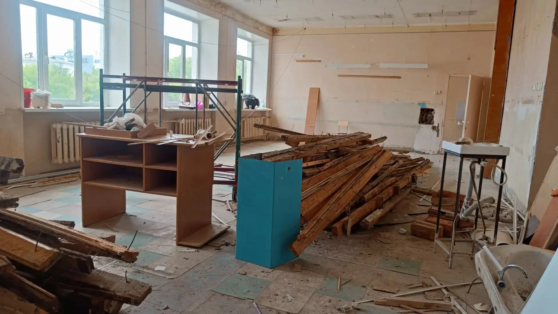 В школе №98 кипит работа. Строители уже демонтировали перекрытия, меняют кровлю и обнов...