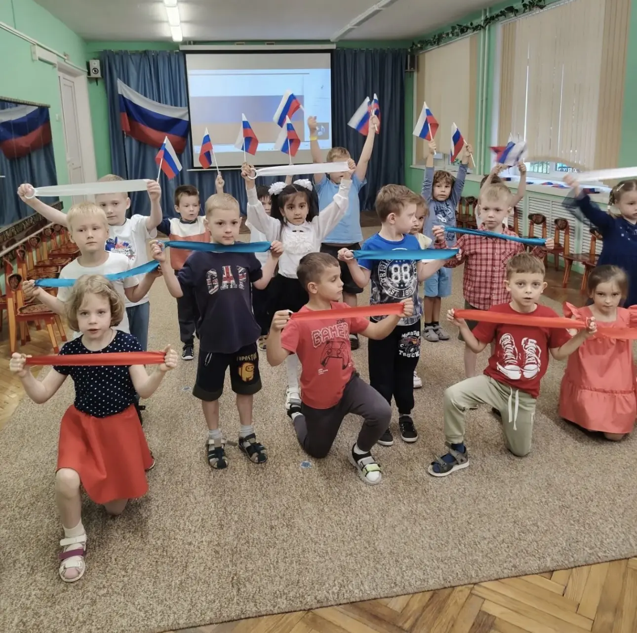 «Наша Родина — Россия, Нет милее и красивей. Гордо реет над страной Флаг трёхцветный на...