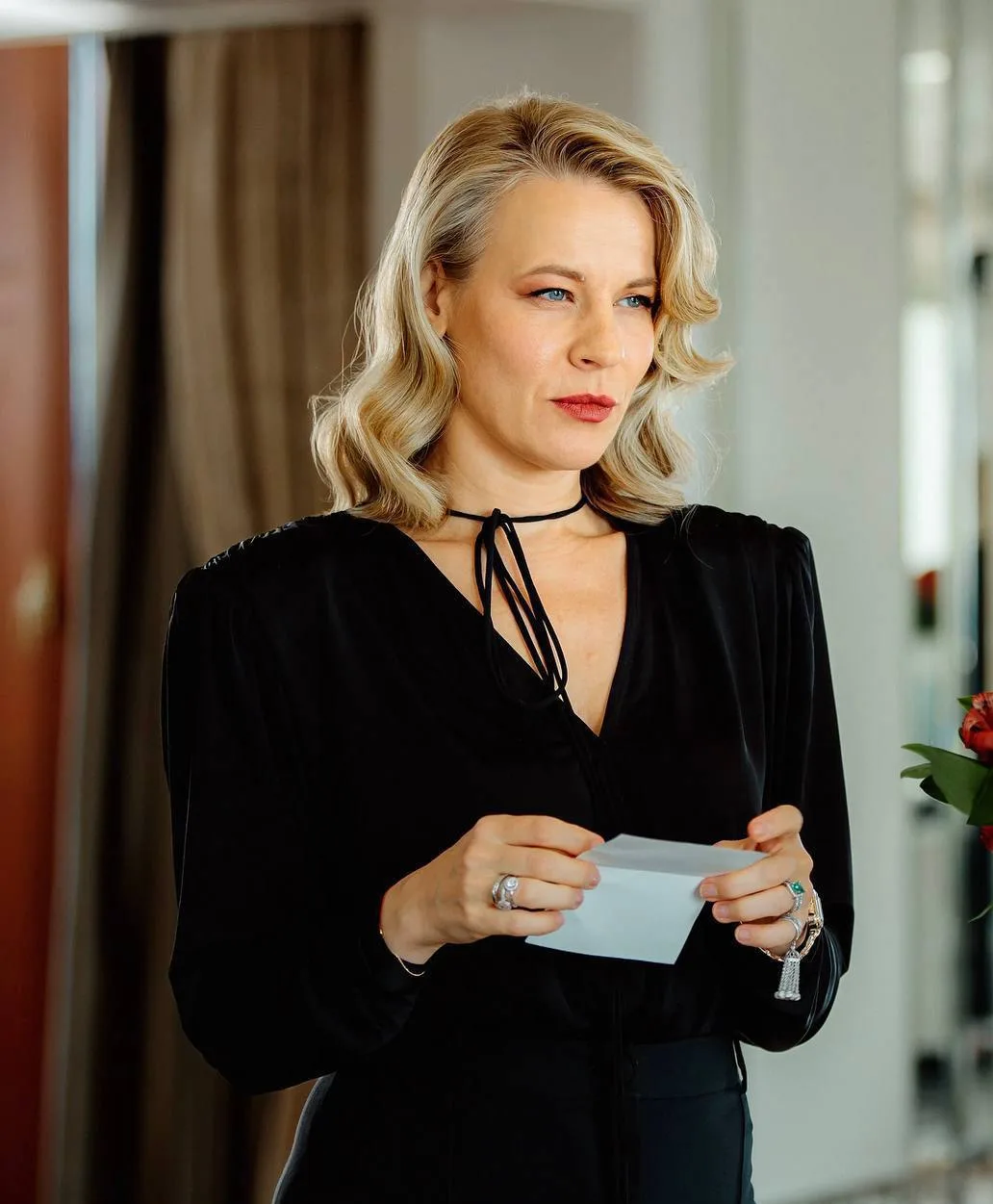 Новая капсула ANNA PEKUN вдохновлена сериалом «Беспринципные»: в фокусе статус, холодно...