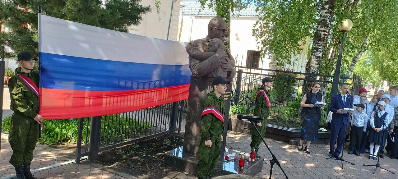 Память, которая связывает поколения 
 
Сегодня, в День России состоялся памятный митинг, посвящённый