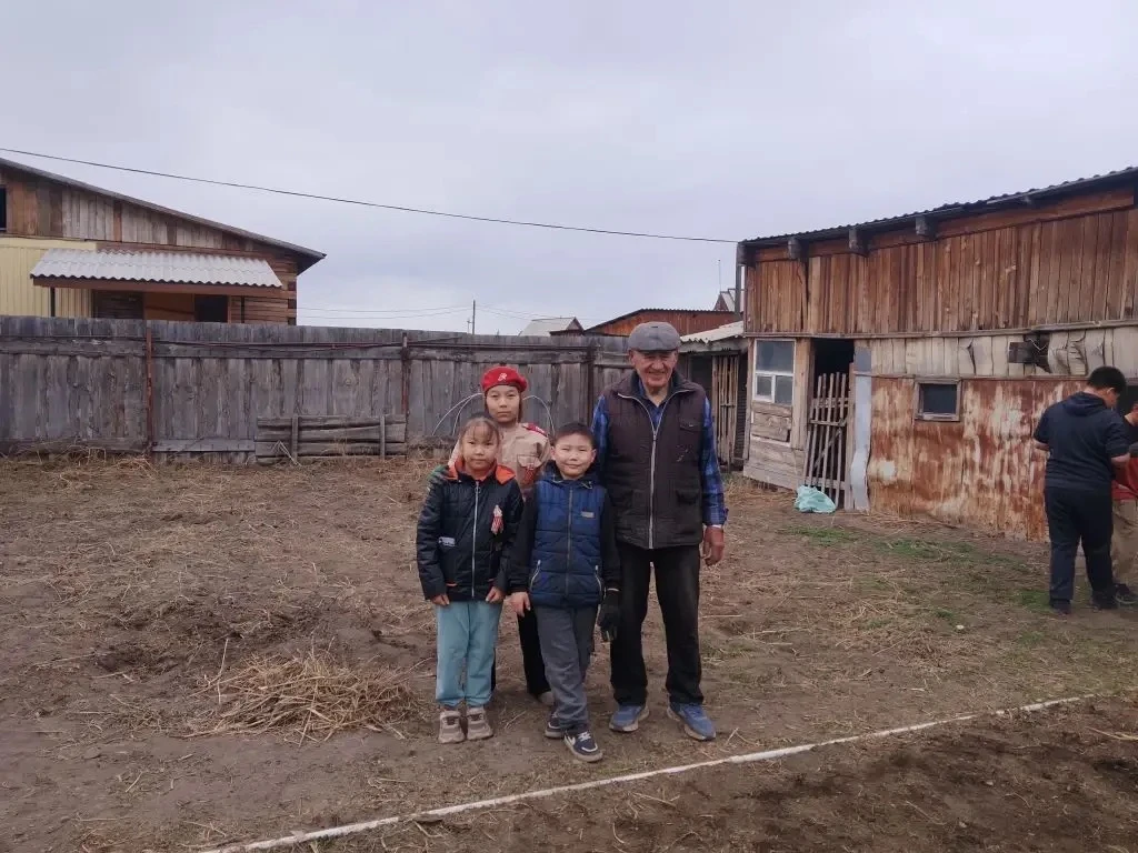 Учащиеся 5 «Б» и 1 «Б» классов вместе с родителями поздравили семью Еременко — Николая Федоровича и 