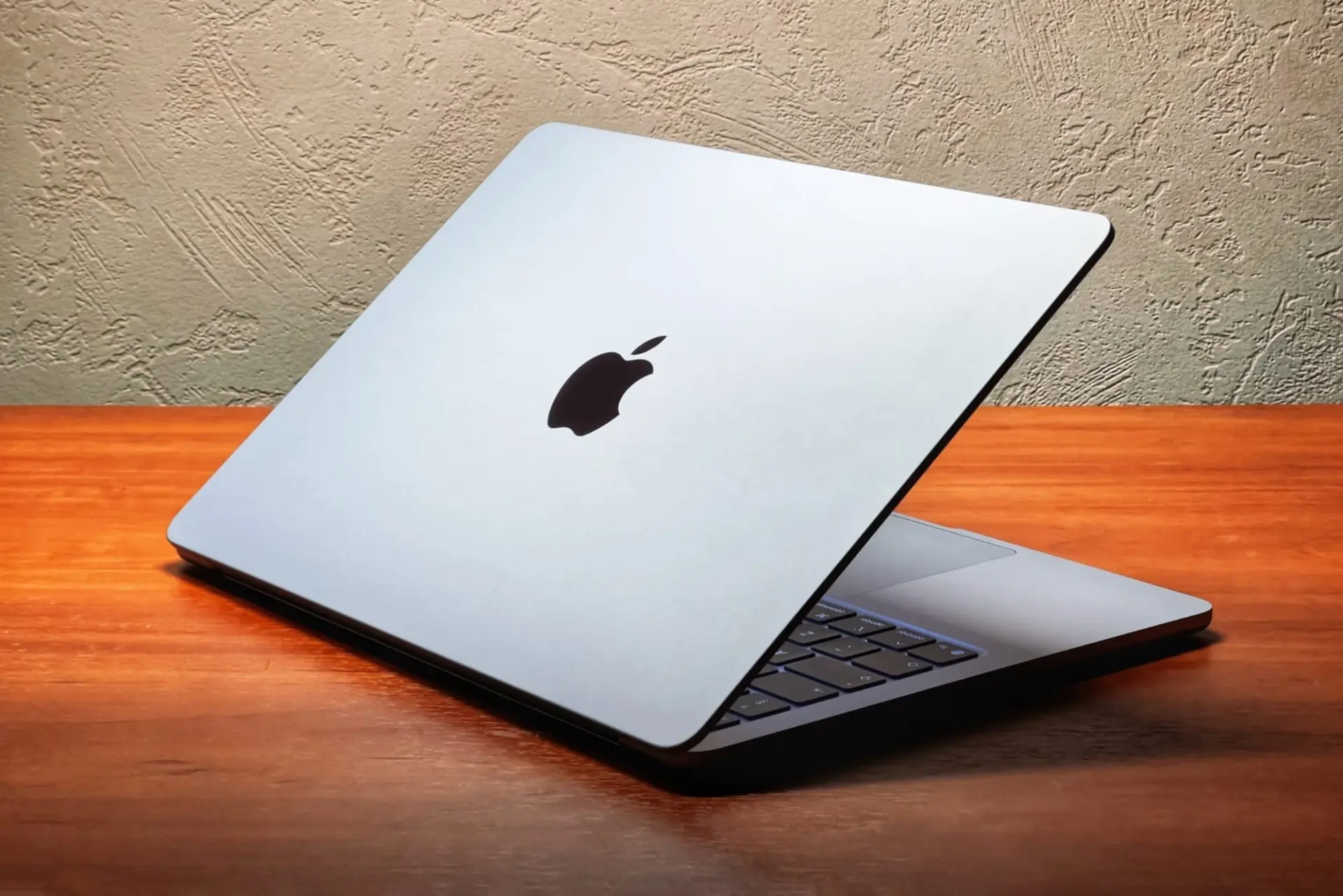 MacBook Pro с OLED станут легче и выйдут раньше срока