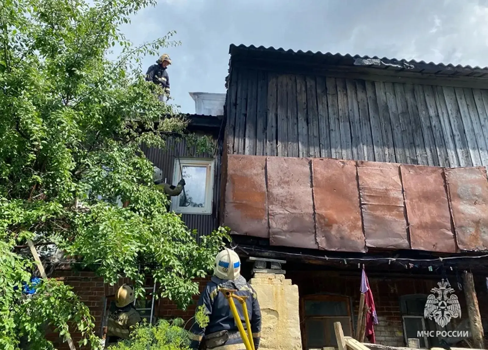 ♦️ В Уфе из горящего дома спасли шесть человек

Сегодня, 15 июня, на улице Салавата в Уфе загорелся 