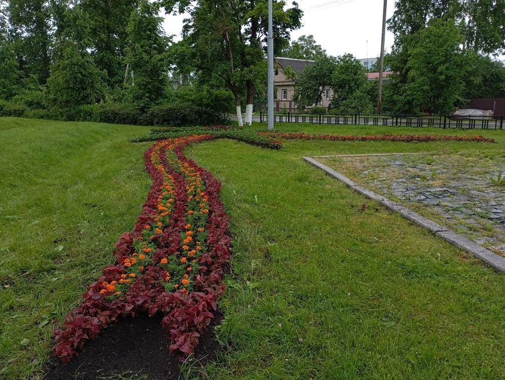 🧚‍♀️Цветочные феи МБУ "УБДХ" обновили цветник "Звезда" на ул. Солодухина в Гатчине. Спасибо за крас
