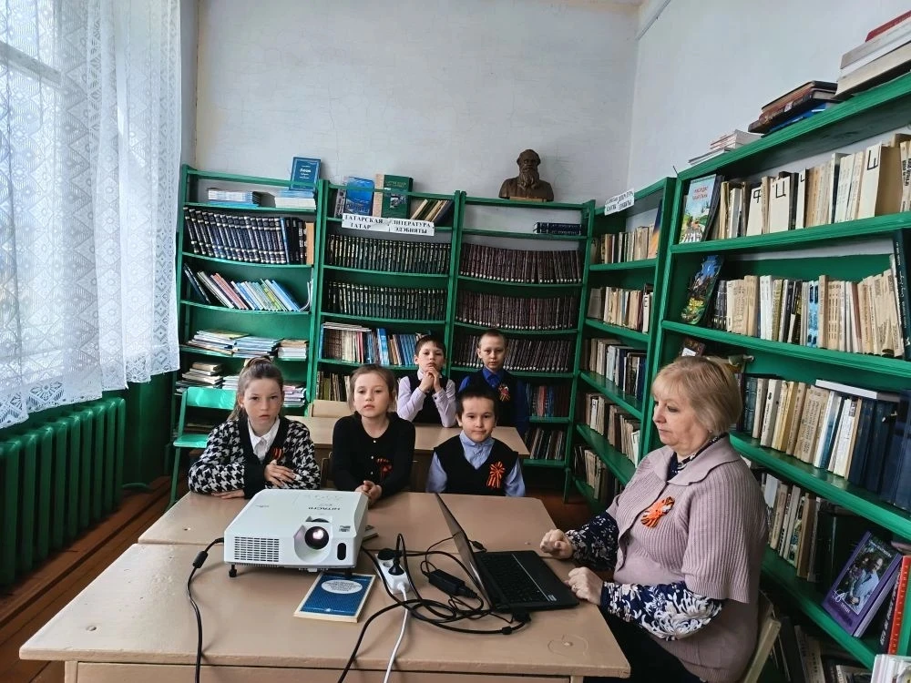 30 апреля, в начальных классах прошел увлекательный классный час, посвященный празднова...