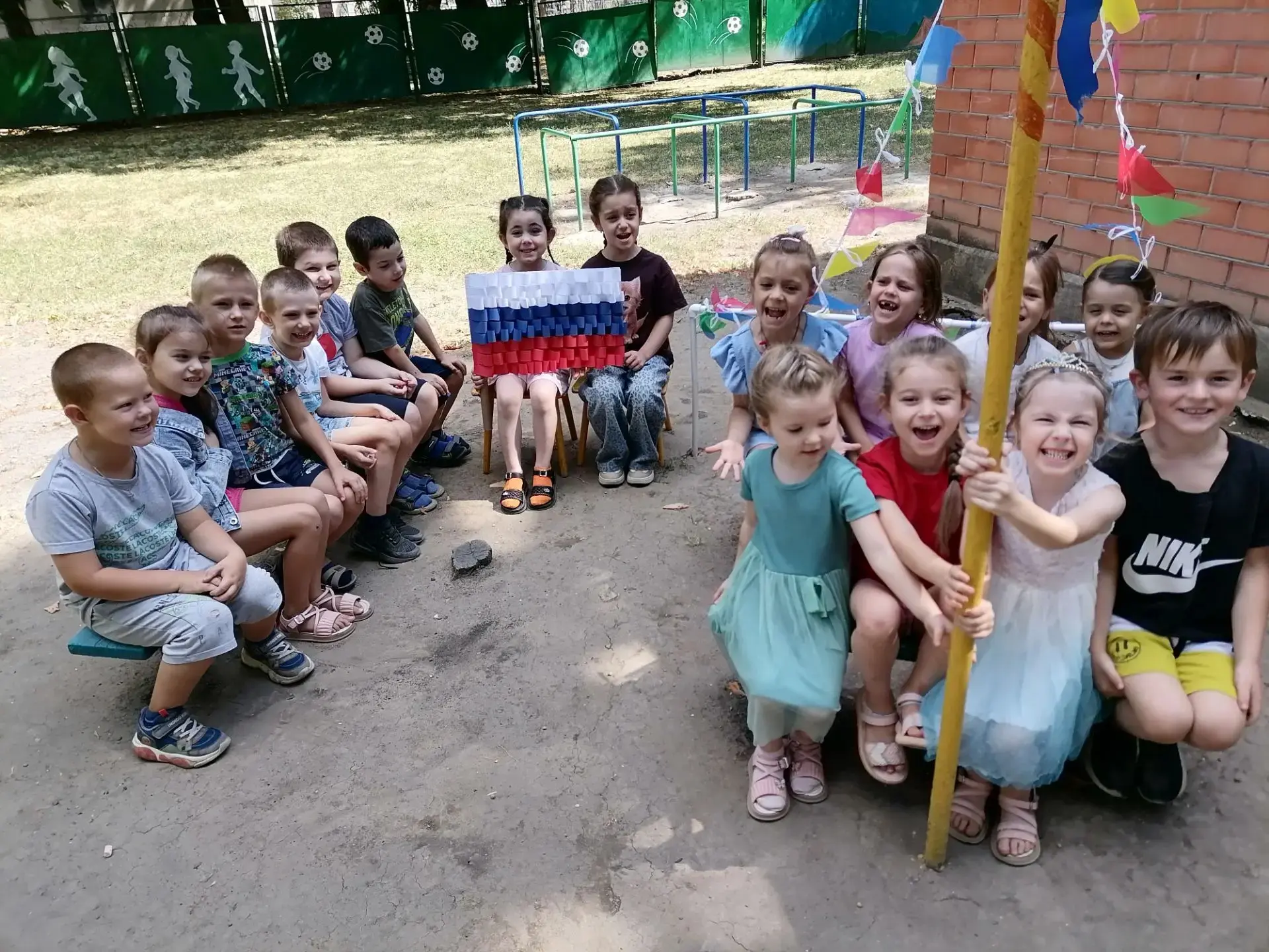 Горделиво над страною
