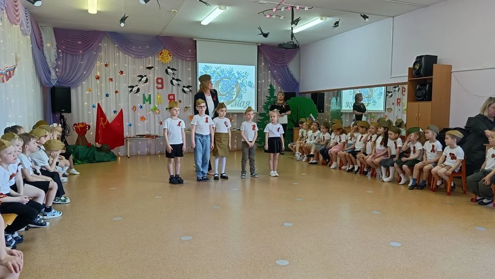🌺В цветы все улицы одеты,
И песни звонкие слышны:
Сегодня праздник – День Победы,
Счастливый, светл