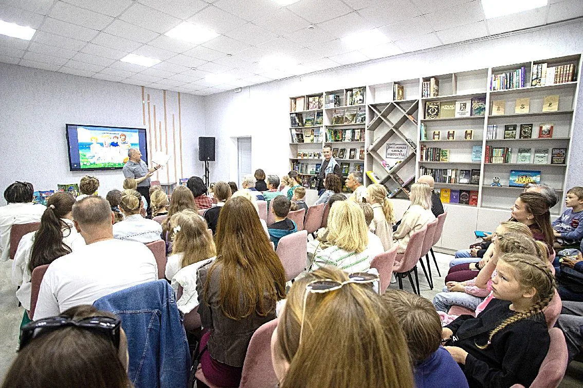 В АНАПЕ ПРЕЗЕНТОВАЛИ ПУТЕВОДИТЕЛЬ ПО ЧЕРНОМОРСКИМ КУРОРТАМ КУБАНИ   В Детско-юношеской библиотеке Ан