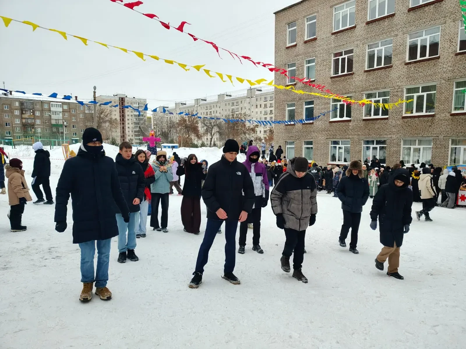 Масленицу встречаем - зиму провожаем!   20 февраля в Школе № 41 прошли масленичные гуляния "Маслениц