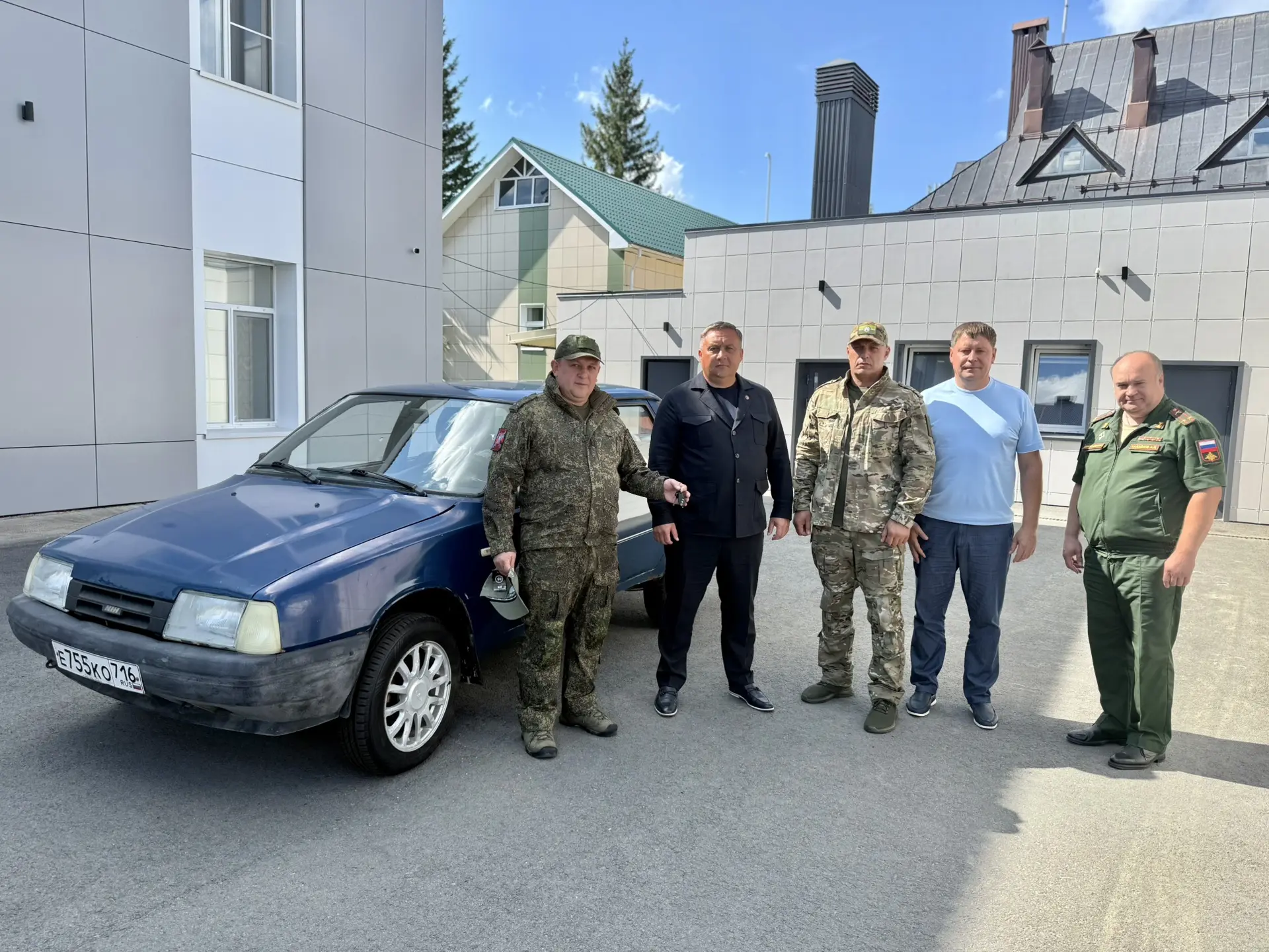 Сегодня наш район передал очередную машину в зону специальной военной операции. Автомоб...