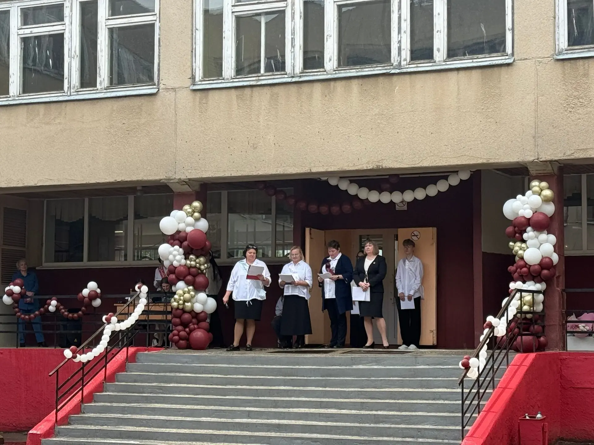 В школе №69 прозвенел последний звонок для выпускников 9 и 11 классов.   Школьный двор наполнился ул