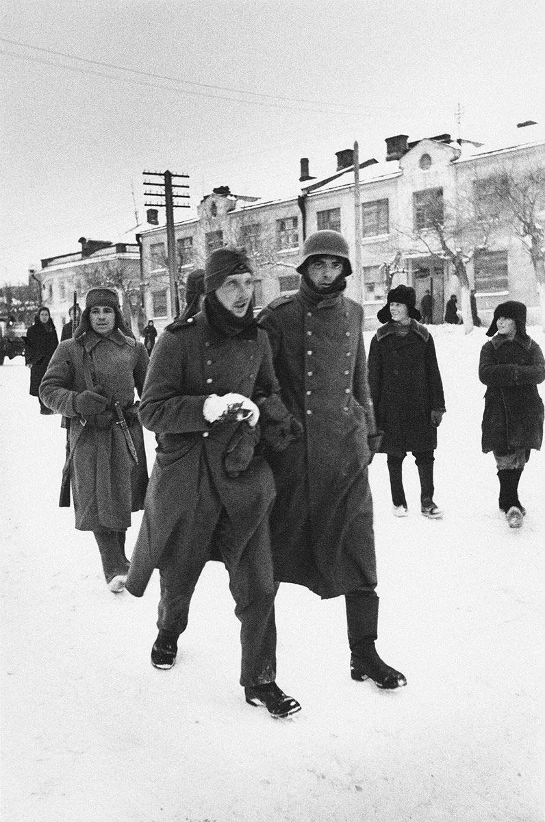 Декабрь. Немецкие пленные под конвоем красноармейцев на Октябрьской улице в Туле